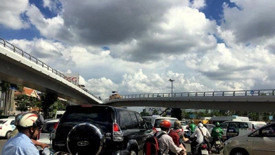 Giao thông hỗn loạn khu vực xây cầu vượt Tân Sơn Nhất