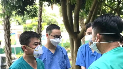 Nỗ lực cứu bệnh nhân COVID-19 nặng thoát cửa tử