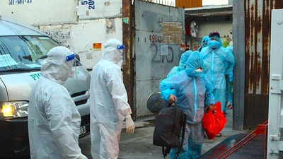 Chủ tịch phường và tình nguyện viên luôn nhận chở F0