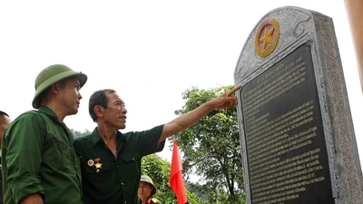 Dâng hương lên các anh hùng liệt sĩ tại Vị Xuyên và di tích Pò​Hèn