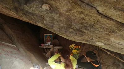 Nghe đồn hang thiêng, lũ lượt leo núi cúng bái