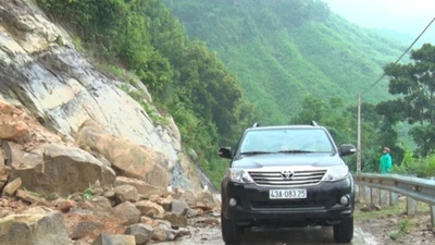 Sạt lở đất rơi xuống đường khiến giao thông ùn tắc