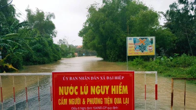 Lũ cắt đường, dân phải trả tiền qua đoạn ngập