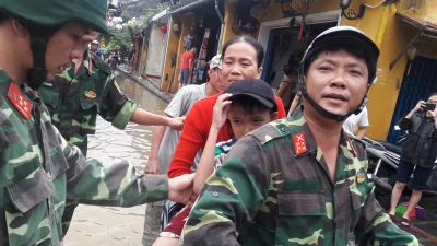 Bộ đội vượt lũ dữ, đưa em nhỏ đi bệnh viện cấp cứu