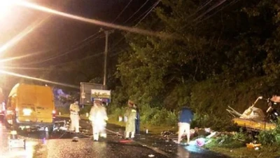 Xe tải tông nhau, 3 người thương vong