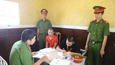 Bắt nhóm làm giả giả hơn 400 Giấy phép lái xe