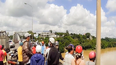 Thanh niên đi khỏi nhà, gia đình tìm thấy xe và dép trên cầu