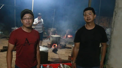 Người dân Đắk Lắk gói bánh tét gửi tặng đồng bào miền Trung 