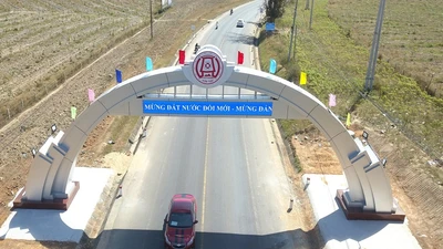 Buộc tháo dỡ 5 cổng chào trái phép ở Kon Tum