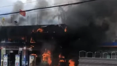 Bình Định: Cảnh sát PCCC dập đám cháy cây xăng sau hơn 10 phút nhận tin