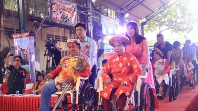 Người khuyết tật và công nhân được tổ chức đám cưới miễn phí
