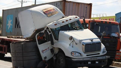 Cuộn thép 20 tấn rơi xuống đường, nhiều người thoát chết