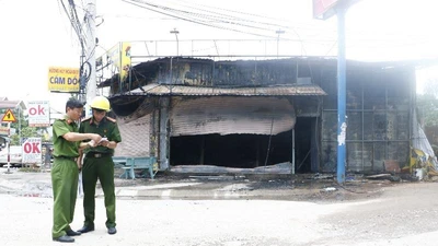 Vụ cháy 3 người chết: Người tình mua hoa cúc trước khi cháy