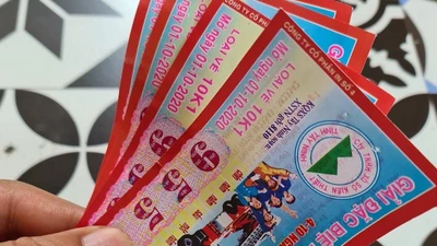 Bắt 2 kẻ sửa vé số rồi đi lĩnh thưởng