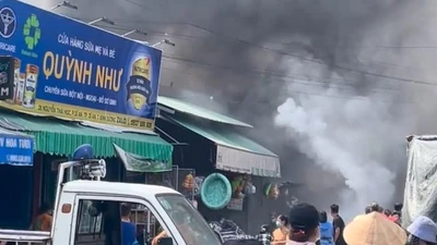 Đang cháy lớn tại ki ốt gần chợ Dĩ An ở Bình Dương