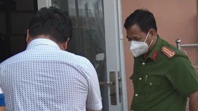 Bình Dương: Đâm 2 vợ chồng bạn thương vong rồi về nhà tự thiêu