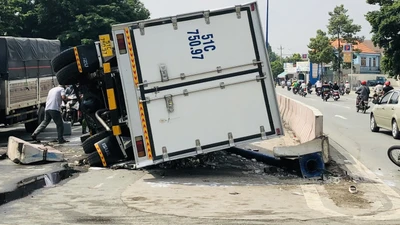 Bình Dương: Ô tô tải lao lên dải phân cách sau khi tông người đi xe máy