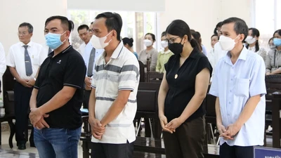 Hoãn phiên xử cựu giám đốc Sở LĐ-TB&XH Bình Dương vì vắng 13 bị cáo và kiểm sát viên