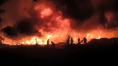 Cháy xưởng palet ở Bình Dương, một góc trời đỏ rực