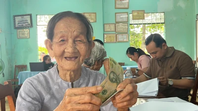 Người dân cười tít mắt khi nhận lì xì vào ngày Tết Độc lập