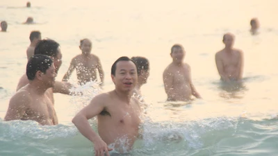 Bí thư, chủ tịch Đà Nẵng hồ hởi tắm biển cùng du khách lúc bình minh