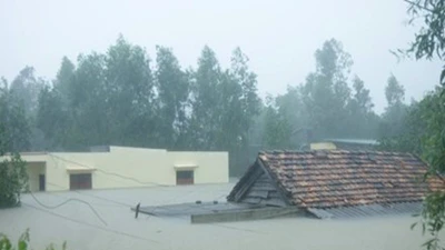 Mưa lũ nhấn chìm Hà Tĩnh, Quảng Bình, Thừa Thiên-Huế