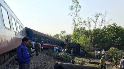 Tàu hỏa đâm xe tải, nhiều toa lật khỏi đường ray