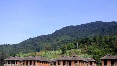 Hàng chục biệt thự cực đẹp bị bỏ hoang tại Sơn Trà