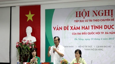"Bị xâm hại tình dục, chỉ biết ôm nhau khóc"