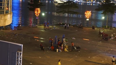 Cả TP tràn ngập rác sau đêm khai mạc pháo hoa