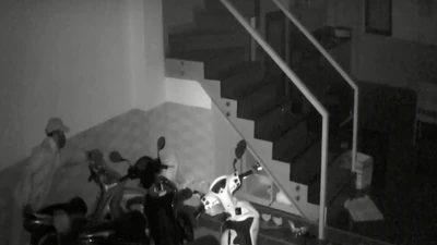 Camera ghi cảnh trộm vào nhà như chốn không người