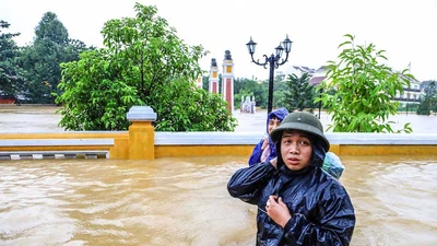 Hội An nước ngập đến nóc nhà, dân bắt đầu sơ tán