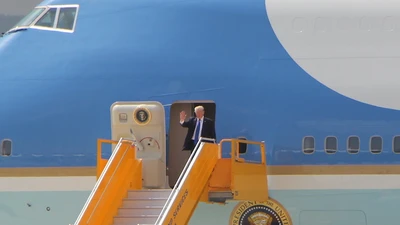 Ngắm chuyên cơ của Tổng thống Donald Trump ở Đà Nẵng