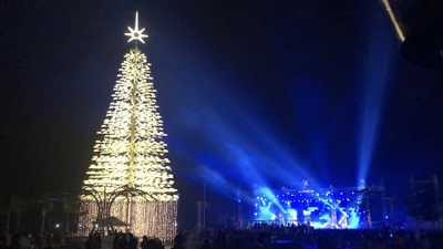 Cây thông pha lê cao nhất Việt Nam đón Noel