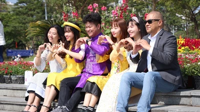 Du khách nô nức bên đường hoa Đà Nẵng