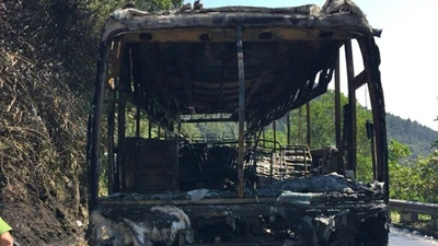 Ô tô chở du khách cháy rụi trên đèo Hải Vân