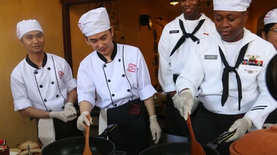 Hải quân Hoa Kỳ trổ tài nấu mỳ Quảng