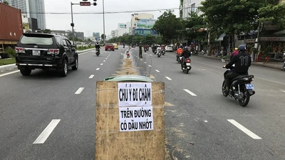 Cán vệt nhớt, hàng loạt xe máy ngã nhào trên đường