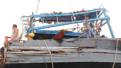 'Sau khi tông, tàu lạ đẩy chúng tôi đi cả km'