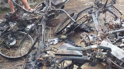 Chập điện xe máy gây cháy nhà