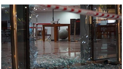 Ô tô húc 2 người rồi lao vào toà nhà hành chính Đà Nẵng