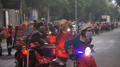 Ngư dân Đà Nẵng xếp hàng ‘xuyên đêm’ chờ lấy mẫu xét nghiệm