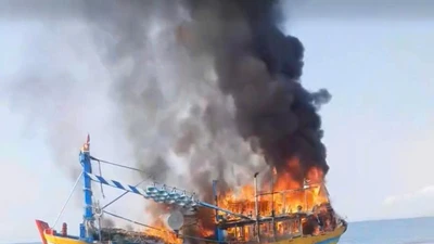 Cháy tàu cá trên biển do rò rỉ khí ga, khói bốc cao hàng chục mét