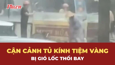 Cận cảnh gió lốc thổi bay tủ kính tiệm vàng ở Đắk Lắk