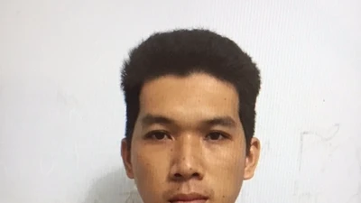 Mang xăng đi cướp ngân hàng, bị bảo vệ quật ngã