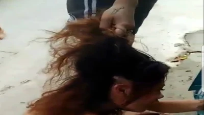 Truy tìm người đánh ghen, lột áo, túm tóc lôi 'tình địch'