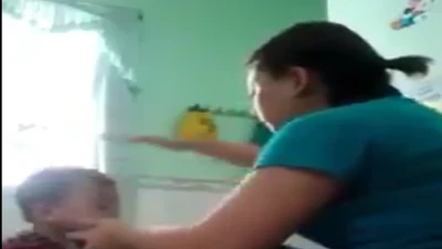 Phẫn nộ bảo mẫu đánh trẻ mầm non khi đang ăn ở An Giang 