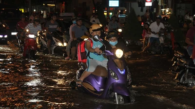 Triều cường cao, nhiều đường ở TP Cần Thơ ngập nặng