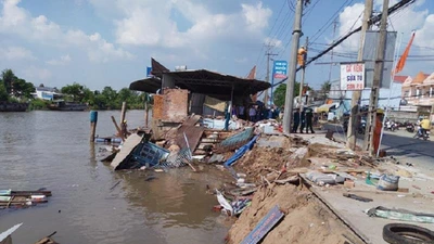 Cần Thơ: Sạt lở nhấn chìm 4 căn nhà và 80 tấn gạo