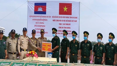 Biên phòng An Giang trao quà cho người dân Campuchia bị lũ lụt